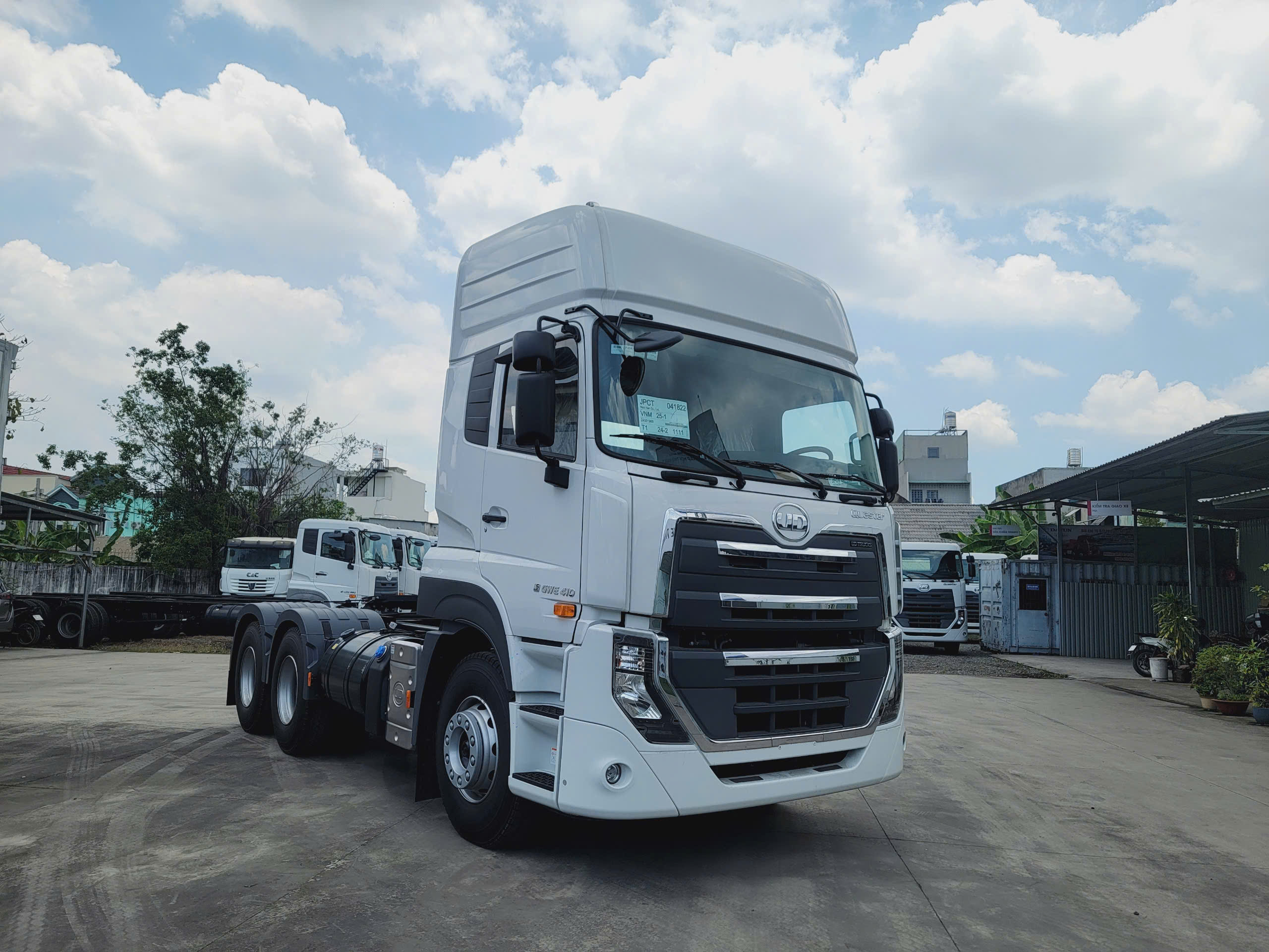 Đầu kéo UD Quester 6x4 GWE 410 E5